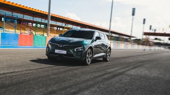 mua xe 0 dong voi lai suat co dinh vinfast vf 7 tang suc nong trong phan khuc c suv