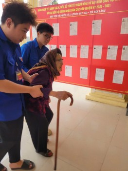 cam dong hinh anh nhung cu tri tuoi xua nay hiem chong gay di bau cu o yen lang ha noi