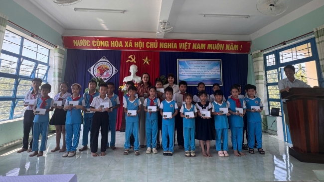 Đà Nẵng: Sunflower Mission trao 25 suất học bổng cho học sinh khó khăn