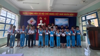 Đà Nẵng: Sunflower Mission trao 25 suất học bổng cho học sinh khó khăn