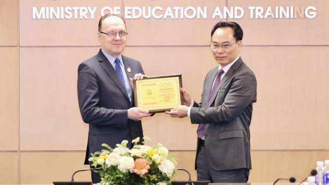 Đại sứ Nga tại Việt Nam nhận Kỷ niệm chương "Vì sự nghiệp Giáo dục"