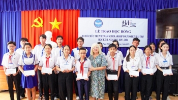 vnsf trao hoc bong cho hoc sinh vuot kho tai ca mau