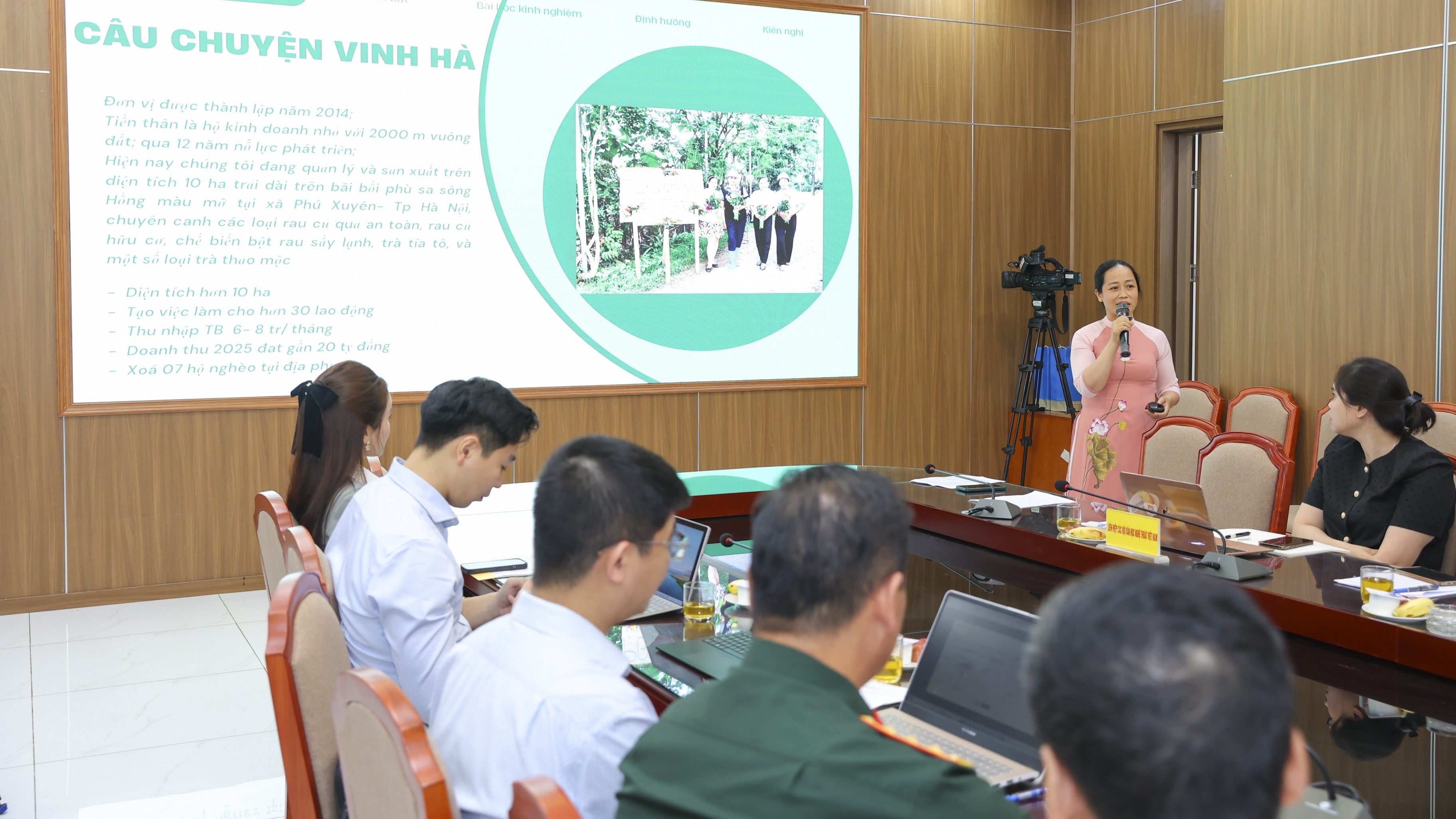 Giữ rau sạch trên bãi bồi sông Hồng