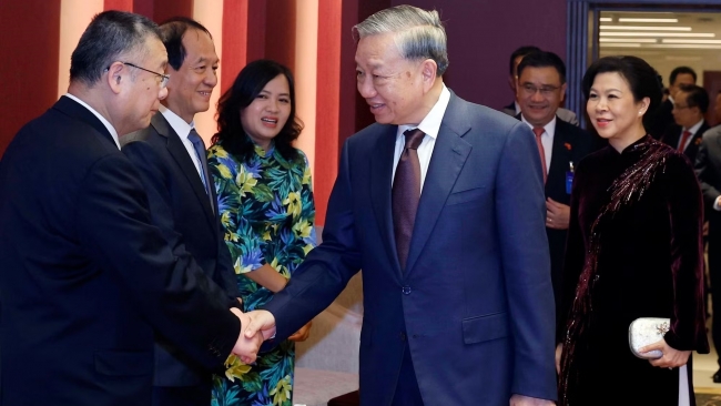 Tiếp tục “giữ lửa," không ngừng phát triển quan hệ Việt Nam-Trung Quốc