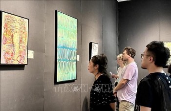 giao thoa dong tay trong trien lam coi nguon hanh trinh tim ve ban the qua nghe thuat