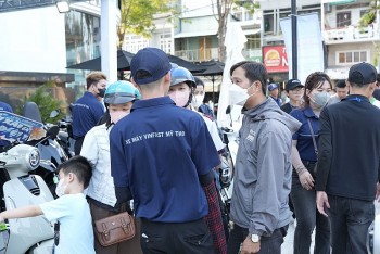 su kien doi xang lay dien hang dai xe chot don chi trong buoi sang khach den xem ngay cang dong