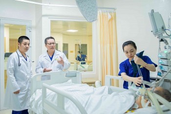 vinmec da nang cuu song du khach quoc te bi tac mach phoi nguy kich tren tau du lich