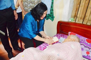 chu tich uy ban mttq viet nam bui thi minh hoai tham tang qua gia dinh chinh sach tai ninh binh thanh hoa