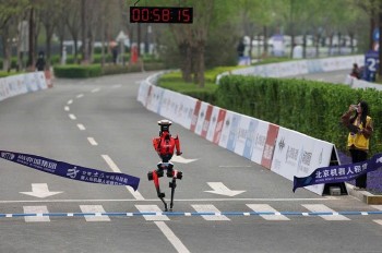 robot hinh nguoi khong chi la cau chuyen chay nhanh hon con nguoi