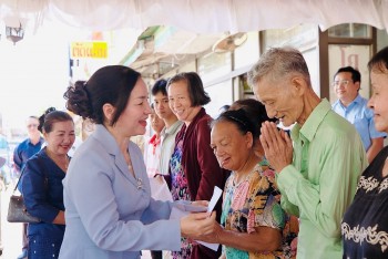 trao 100 phan qua cho kieu bao nguoi dan co hoan canh kho khan tai tinh champasak lao