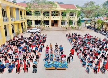 giu hoc tro o lai lop giua noi lo tao hon noi vung bien nam vi