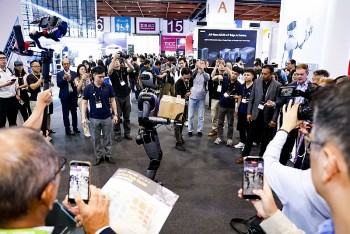 nguoi may make in vietnam cua vinrobotics toa sang tai hai san khau cong nghe hang dau the gioi