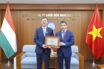 trao tang ky niem chuong vi hoa binh huu nghi giua cac dan toc cho dai su hungary tai viet nam