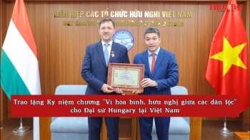 video trao tang ky niem chuong vi hoa binh huu nghi giua cac dan toc cho dai su hungary tai viet nam