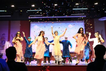 gioi tre kieu bao lan toa van hoa viet tai paris qua le hoi bonjour vietnam
