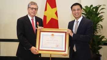 dai su marco farani duoc trao huan chuong huu nghi vi dong gop cho quan he viet nam brazil