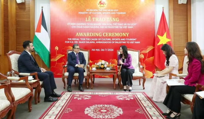 dai su palestine saadi salama nhan ky niem chuong vi su nghiep van hoa the thao va du lich