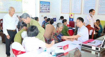 quan y viet lao kham cap thuoc mien phi cho nguoi dan vung bien gioi