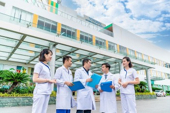 vinmec hai phong giai cuu khop goi long leo cho nguoi phu nu bang gan tu than