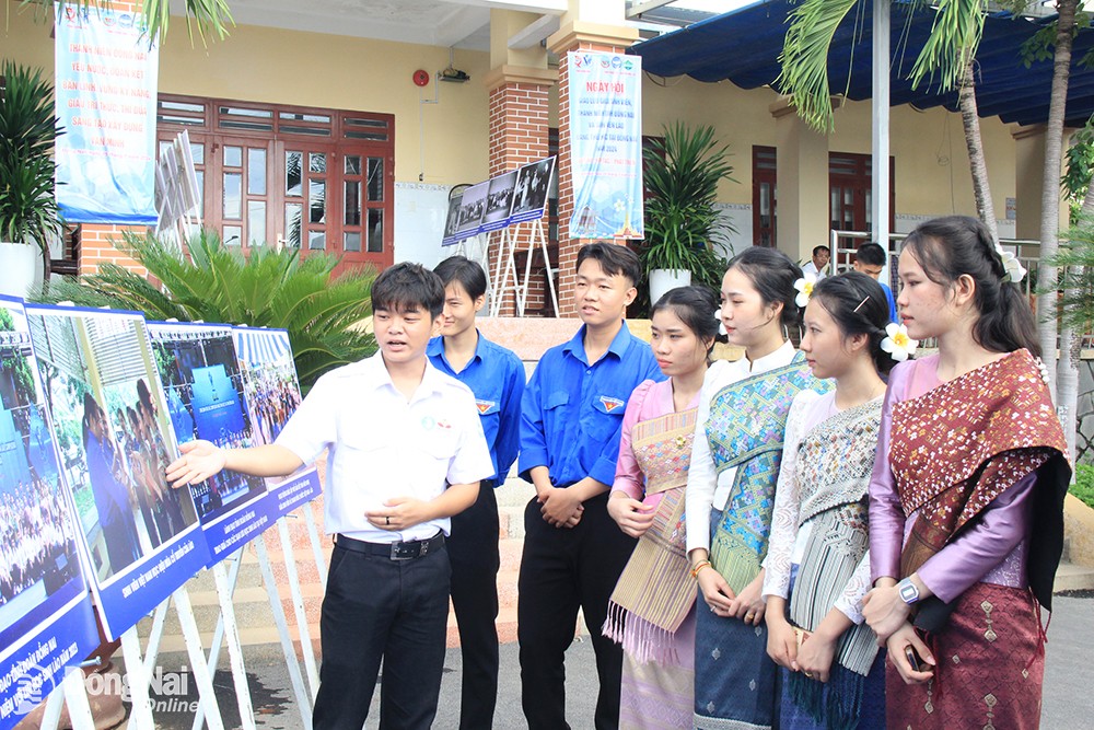 Sinh viên Đồng Nai và sinh viên Lào cùng tham quan triển lãm ảnh về hoạt động hữu nghị Việt Nam - Lào, tháng 7/2024. (Ảnh: Báo và Phát thanh, Truyền hình Đồng Nai)