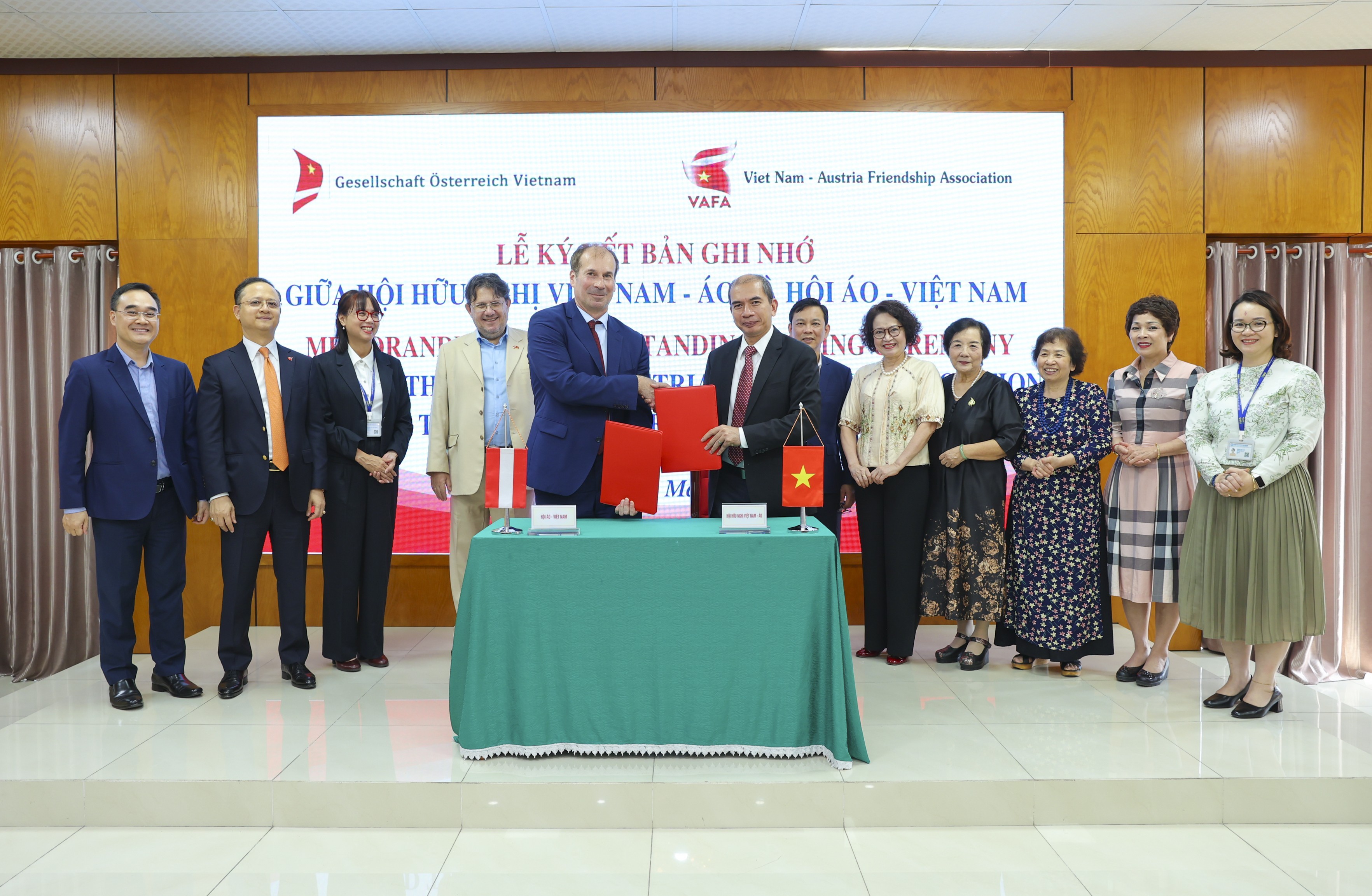 Chủ tịch Hội hữu nghị Việt Nam - Áo Trần Tuấn Anh và Chủ tịch Hội Áo - Việt Alfred Gerstl ký Biên bản ghi nhớ hợp tác giữa hai Hội, tháng 5/2026. (Ảnh: Đinh Hòa)