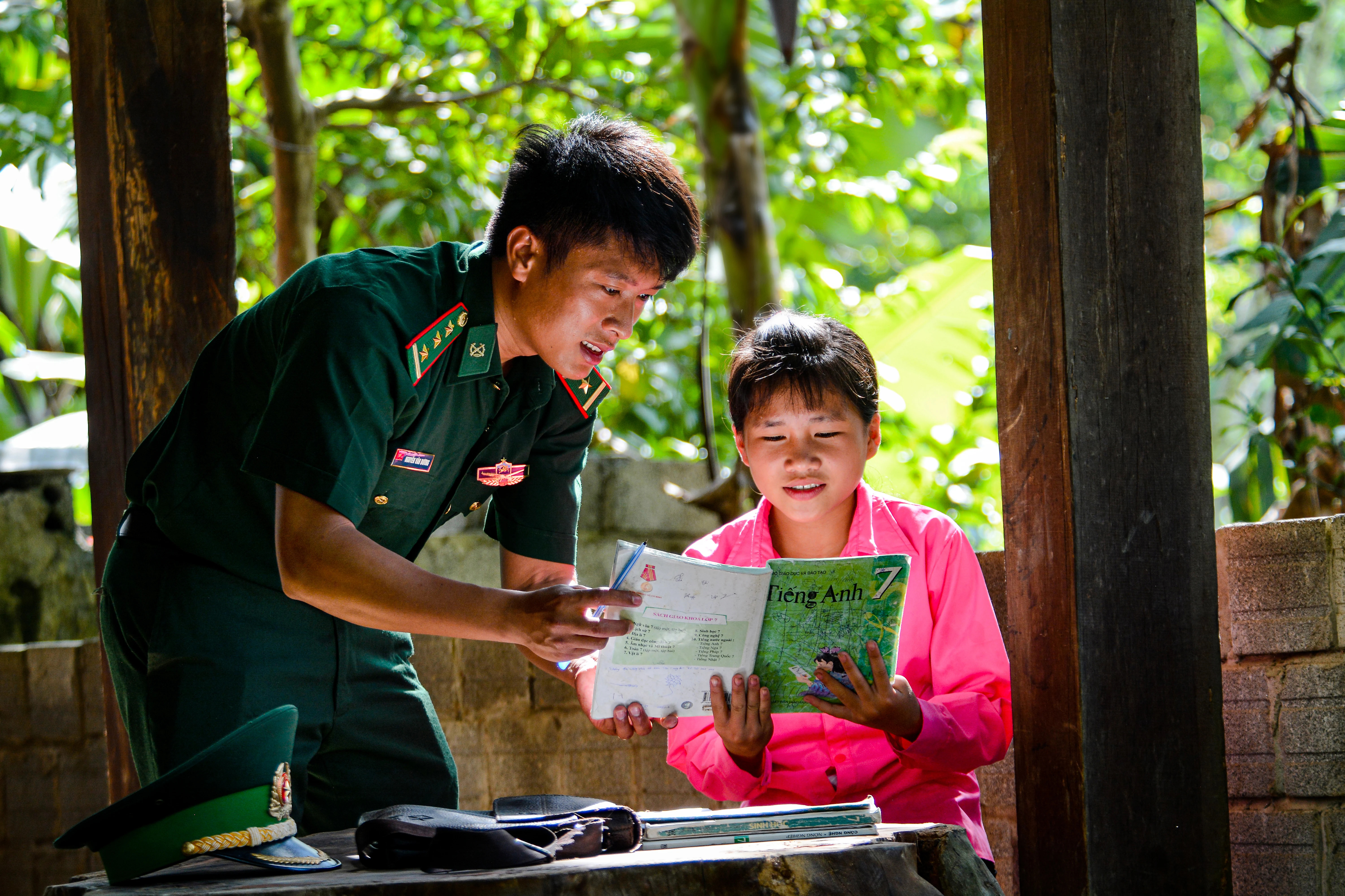 Đồn Biên phòng Bát Mọt (tỉnh Thanh Hóa) triển khai chương trình "Nâng bước em tới trường - Con nuôi đồn biên phòng". (Ảnh: Báo Thanh Hóa)