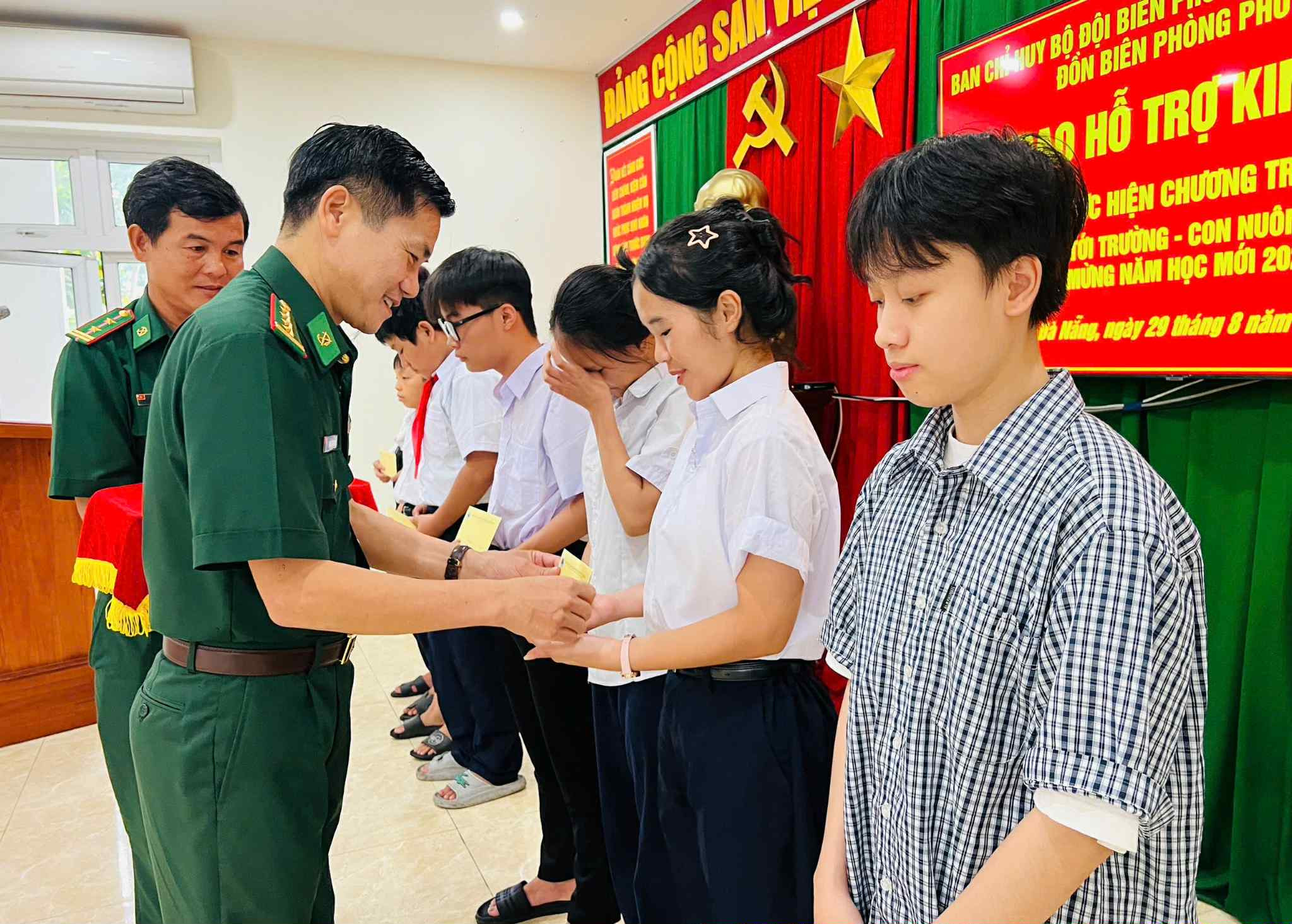Đồn Biên phòng Phú Lộc và Đồn Biên phòng Hải Vân (Bộ đội Biên phòng Thành phố Đà Nẵng) trao quà cho các em học sinh thuộc Chương trình “Nâng bước em tới trường - Con nuôi đồn biên phòng”. (Ảnh: Báo Đà Nẵng)