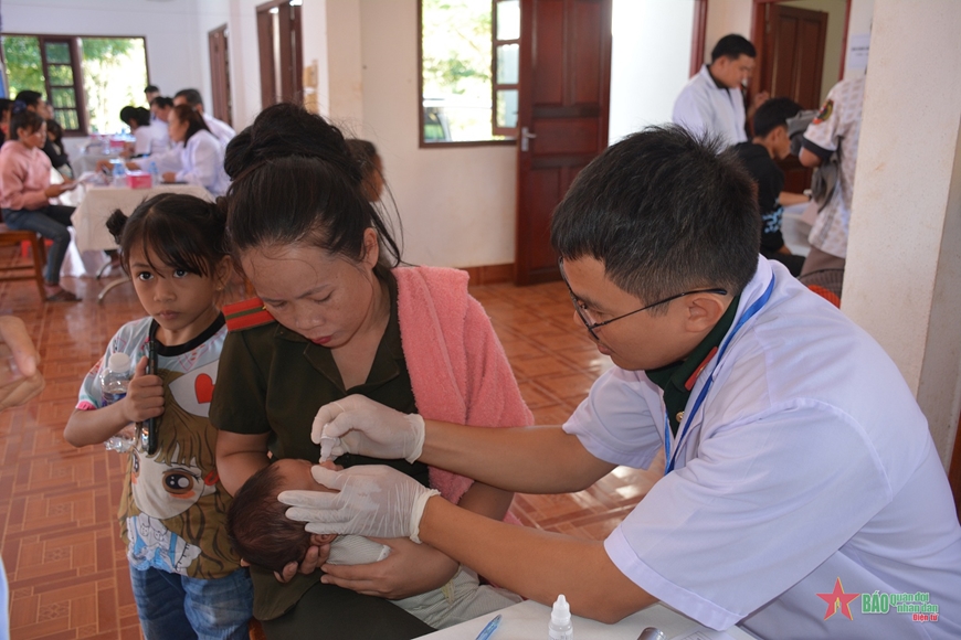 Quân y hai nước Việt Nam và Lào đã phối hợp tổ chức khám bệnh, cấp thuốc miễn phí cho nhân dân khu vực biên giới tại địa bàn làng Nongphamay, huyện Sanxay, tỉnh Attapeu, Lào. (Ảnh: Báo Quân đội nhân dân)