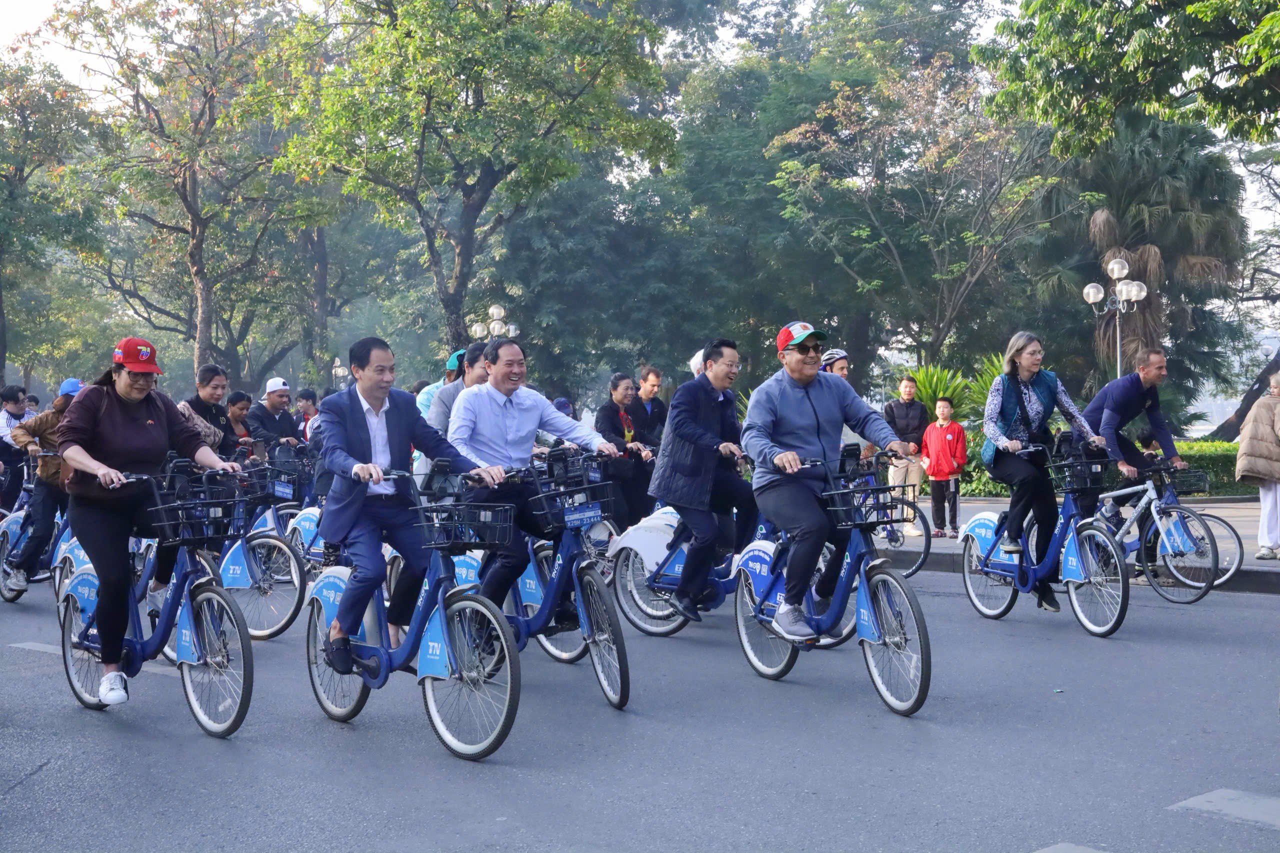 Chương trình “Hành trình xe đạp hữu nghị vì Hà Nội xanh lần thứ 5” do Liên hiệp các tổ chức hữu nghị thành phố Hà Nội phối hợp với Sở Văn hóa và Thể thao Hà Nội tổ chức, ngày 28/11/2025. (Ảnh: Việt Nguyễn)