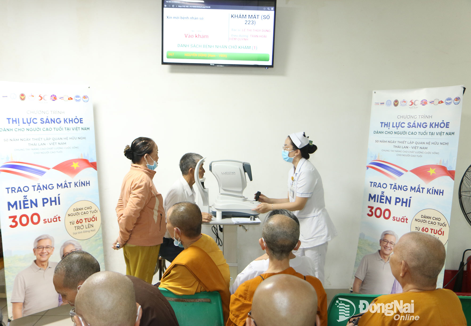 Hội hữu nghị Việt Nam - Thái Lan và Hội hữu nghị Thái Lan - Việt Nam phối hợp tổ chức khám và cấp kính thuốc cho 300 người cao tuổi ở Đồng Nai, ngày 15/4/2026. (Ảnh: Báo Đồng Nai)
