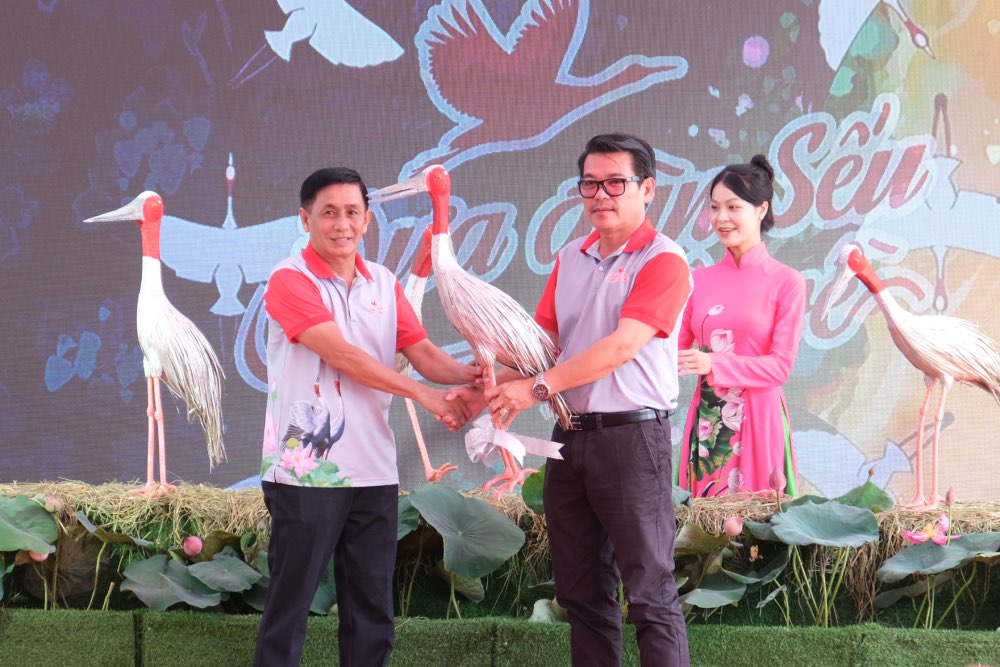 Nghi thức bàn giao Sếu đầu đỏ giữa Giám đốc vườn thú Nakhon Ratchasima và Giám đốc Vườn Quốc gia Tràm Chim. (Ảnh: Báo Lao động)