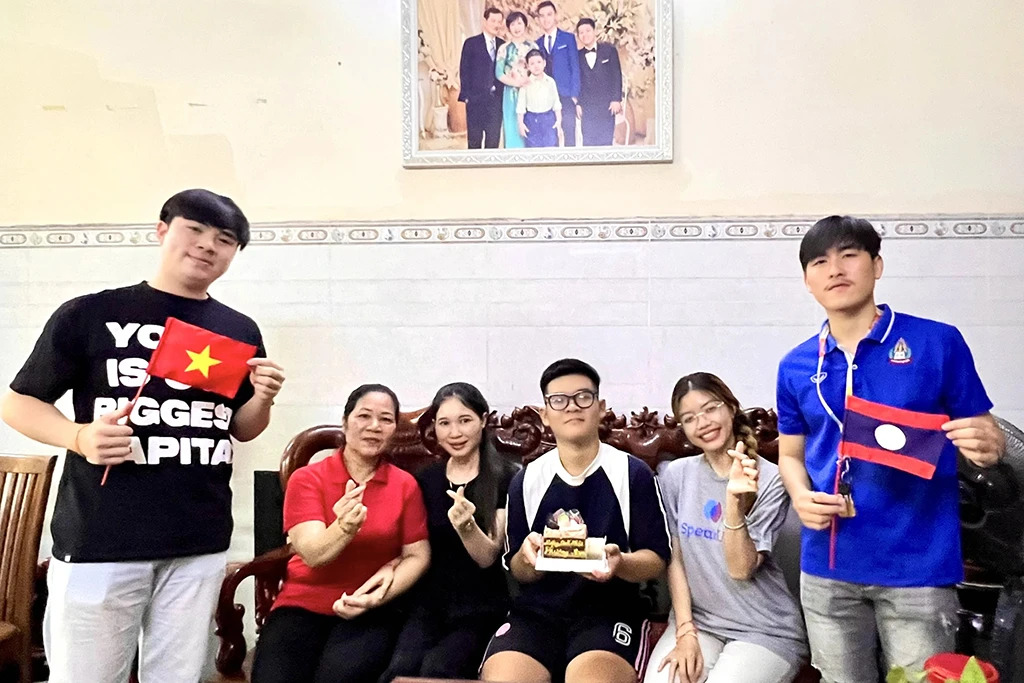 Chương trình “Ươm mầm hữu nghị” đỡ đầu lưu học sinh Campuchia đang học tập tại Việt Nam. (Ảnh: KT)