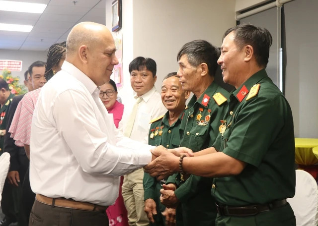 Ông Roberto Morales Ojeda (trái), Ủy viên Bộ Chính trị, Thường trực Ban Bí thư Đảng Cộng sản Cuba gửi lời hỏi thăm và chúc sức khỏe các cựu binh Việt Nam, ngày 30/4/2023. (Ảnh: Liên hiệp các tổ chức hữu nghị thành phố Hồ Chí Minh)