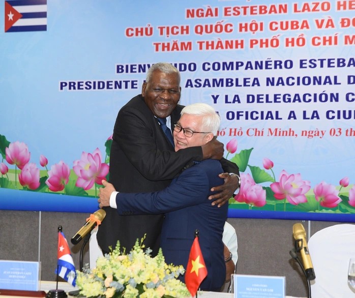 Chủ tịch Quốc hội Cuba Esteban Lazo Hernández (trái) và ông Nguyễn Văn Lợi, Trưởng Đoàn đại biểu Quốc hội thành phố Hồ Chí Minh, ngày 03/10/2025. (Ảnh: Báo Người Lao động)