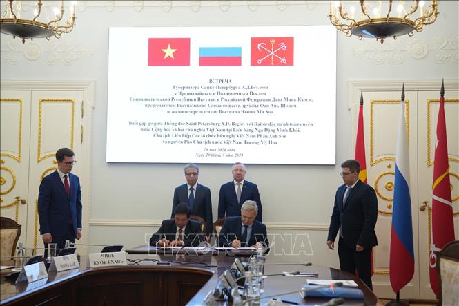 Đại sứ Việt Nam tại Nga Đặng Minh Khôi, Thống đốc Saint Petersburg Alexander Beglov chứng kiến lễ ký bản ghi nhớ hợp tác giữa Hội hữu nghị Việt - Nga với Trường Đại học Sư phạm quốc gia Herzen, ngày 21/5/2024. (Ảnh: TTXVN)