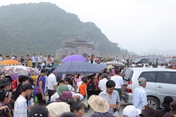 Phật tử và du khách nườm nượp đến chùa Tam Chúc trong ngày khai mạc đại lễ Phật đản