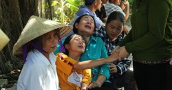 Vụ tàu cá Nghệ An bị chìm: Đau đớn đón thi thể ngư dân về quê mai táng