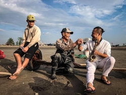 nghe si saxophone le duy manh ra mat mv hello viet nam