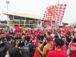 muon kieu co dong doi tuyen viet nam truoc gio khai bong voi uae