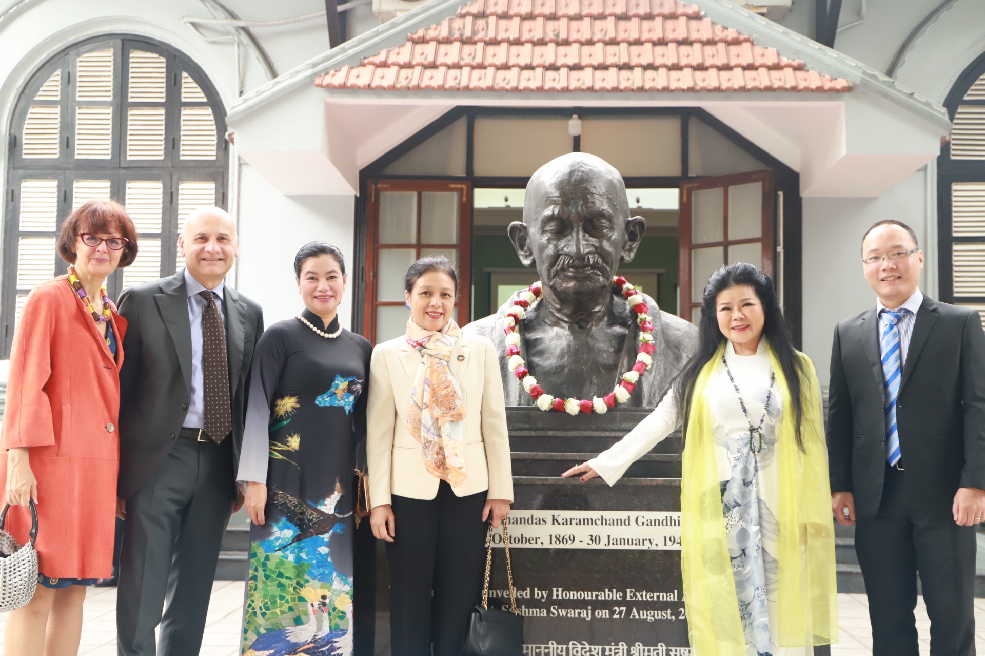 Đại sứ quán Ấn Độ vinh danh họa sỹ Văn Dương Thành hậu lễ kỷ niệm 150 ngày sinh của anh hùng dân tộc Mahatma Gandhi