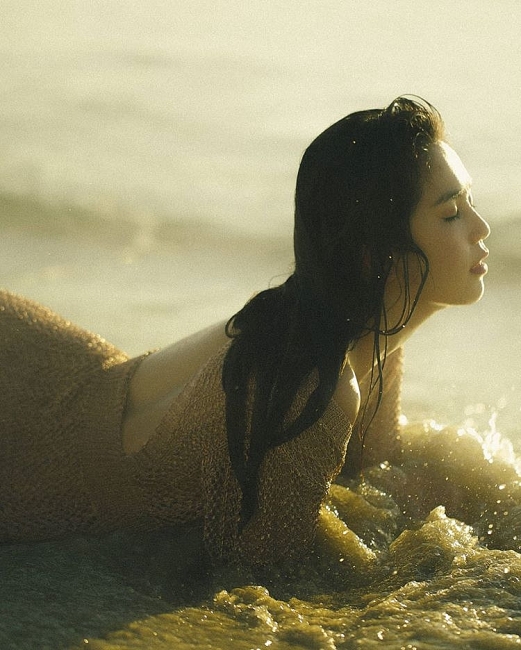 ngoc trinh khoe body voi vay xuyen thau khien nhieu nguoi xit mau mui