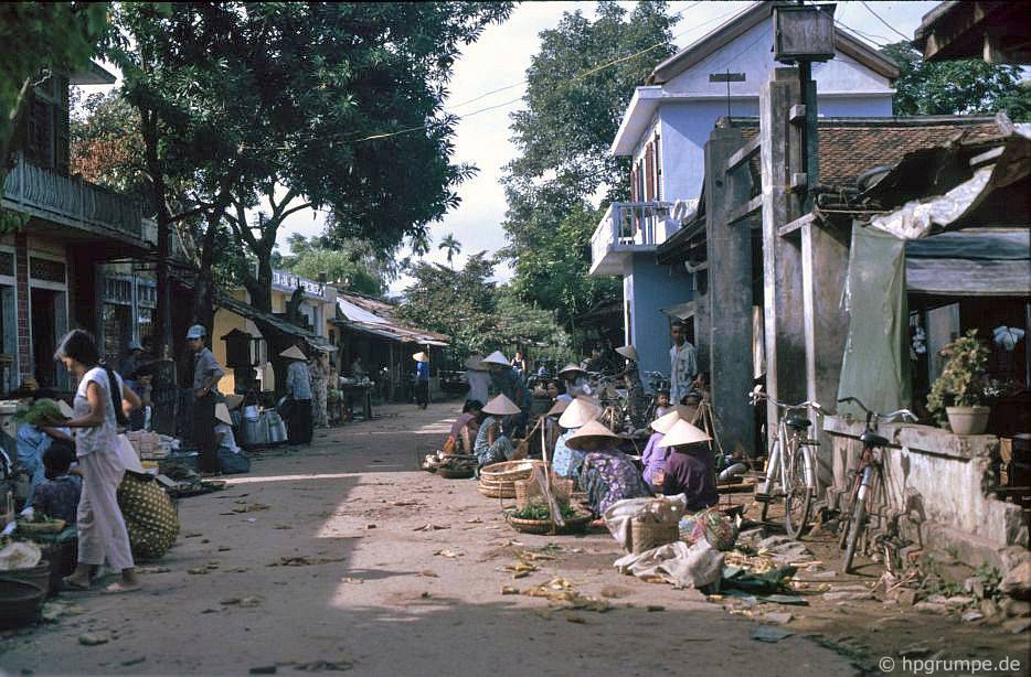 Chùm ảnh màu cực hiếm về đời sống hàng ngày của cố đô Huế thập niên 90