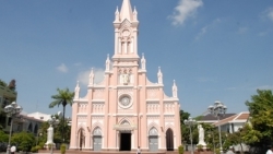 lo ngai dich viem phoi do virus corona nha tho chinh toa da nang dong cua khong don khach