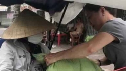 cu ba xin thoat ngheo ung ho 2 trieu phong dich covid 19 hang xom mua 15 tan gao chia cho dan ngheo