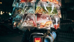 anh chup nguoi ban ca canh rong tren pho o viet nam dat giai nhat cuoc thi anh quoc te