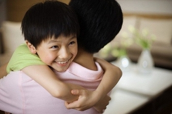 5 ly do duoi day se khien bo me om con nhieu hon