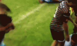 video cau thu hon chien kinh hoang sau pha vao bong ac y o giai hang ba argentina