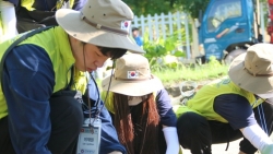 60 sinh vien han quoc chung tay don rac giup thanh pho hue xanh sach dep