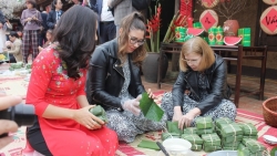 cac nha ngoai giao quoc te lan dau tien thi lam banh chung tai ba vi ha noi