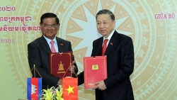 trao 10 huan chuong huu nghi 4 ky niem chuong cho cac ca nhan thuoc bo noi vu campuchia